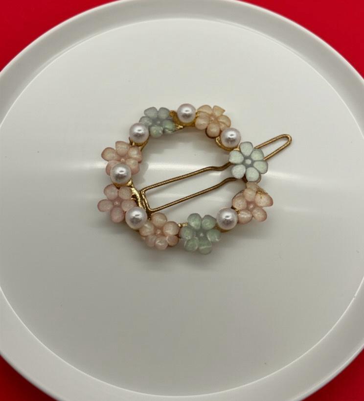 Round Floral hair clip.