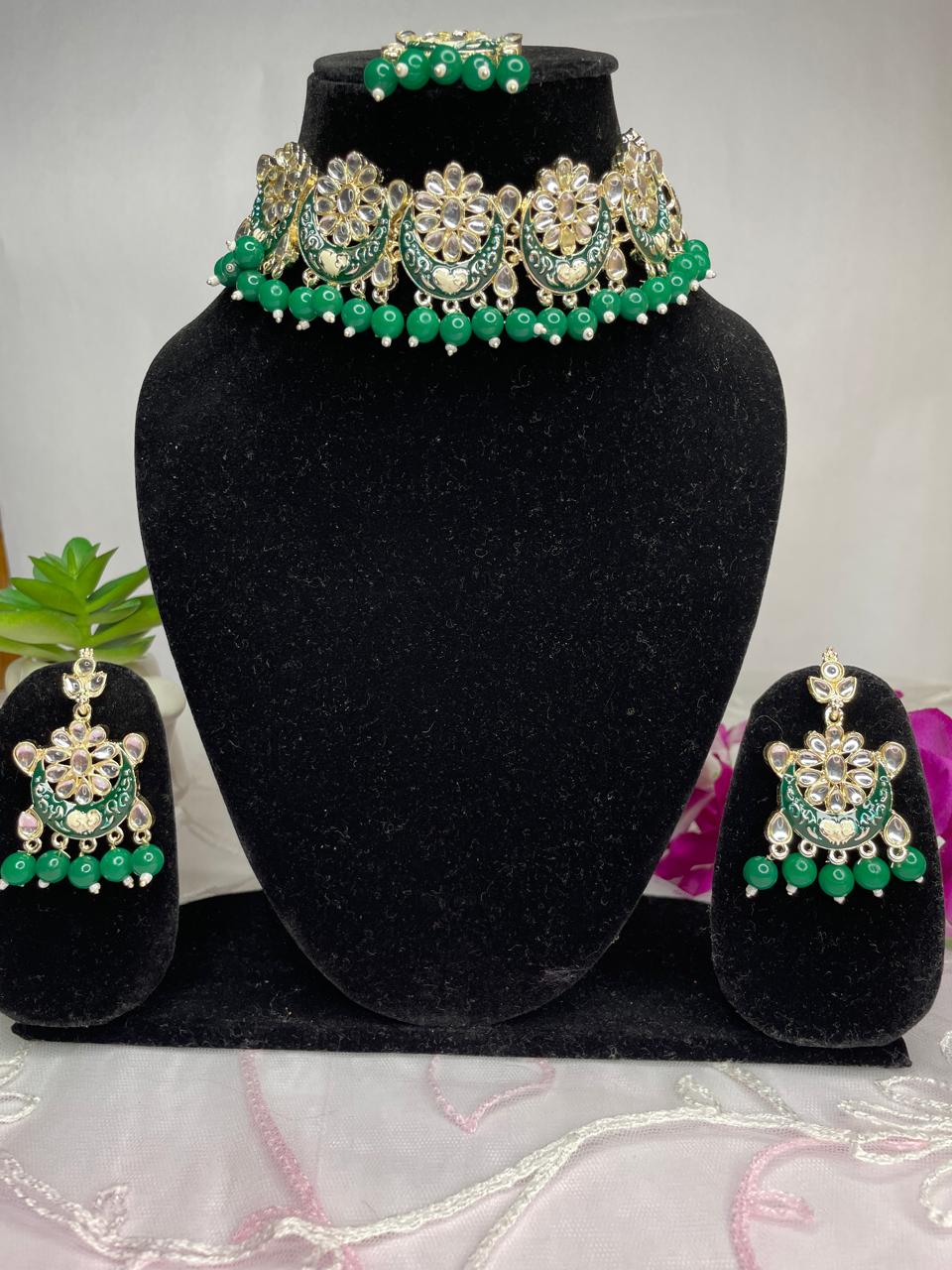 Traditional Kundan Jewelry Set.