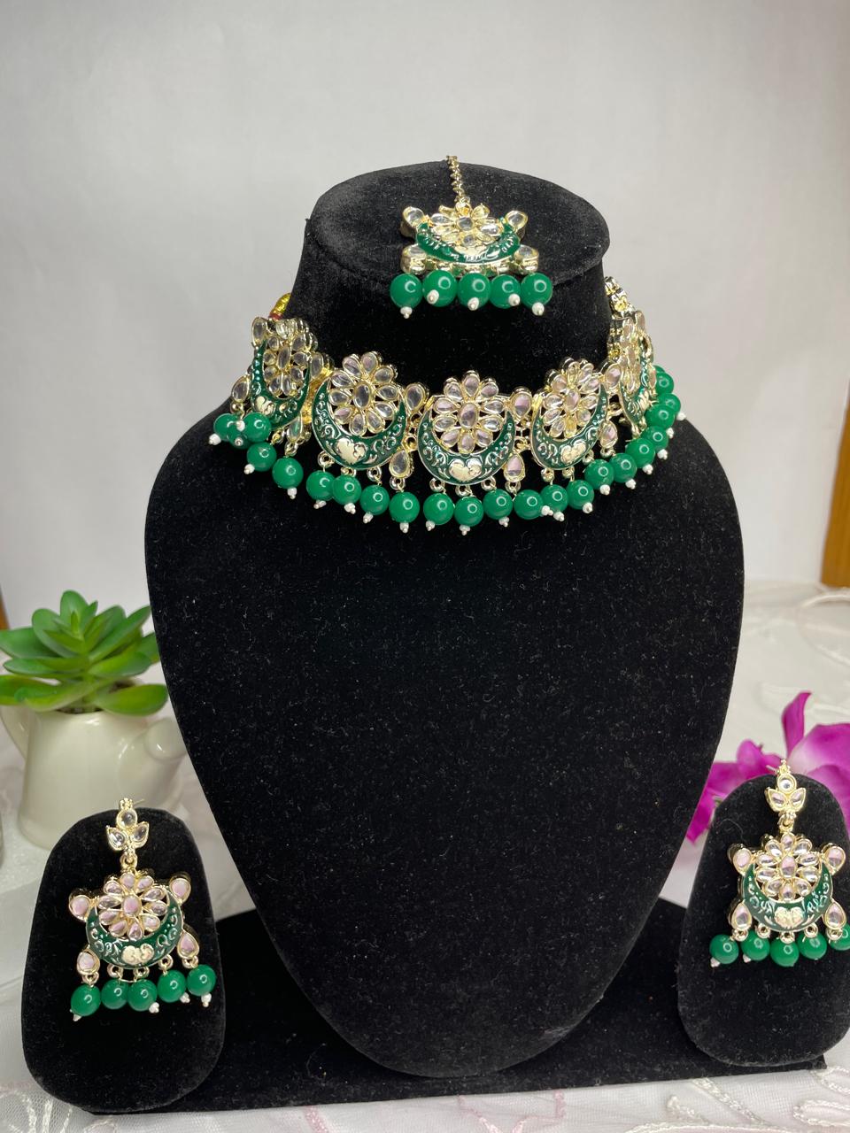 Traditional Kundan Jewelry Set.