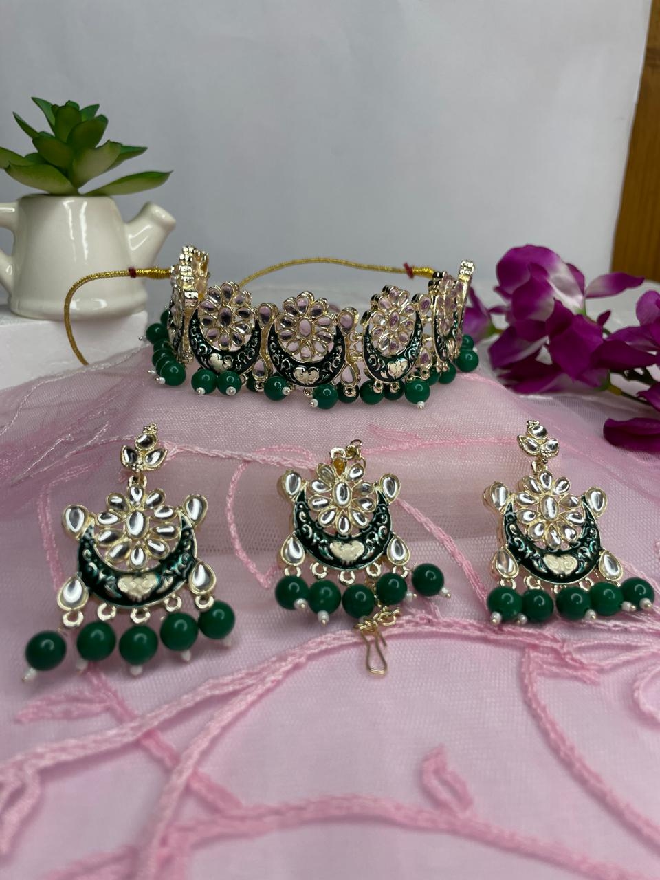 Traditional Kundan Jewelry Set.
